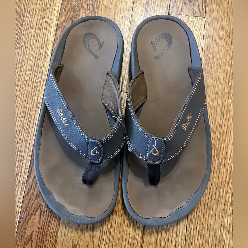 OluKai Navy and Brown Men’s Leather Thong Sandals